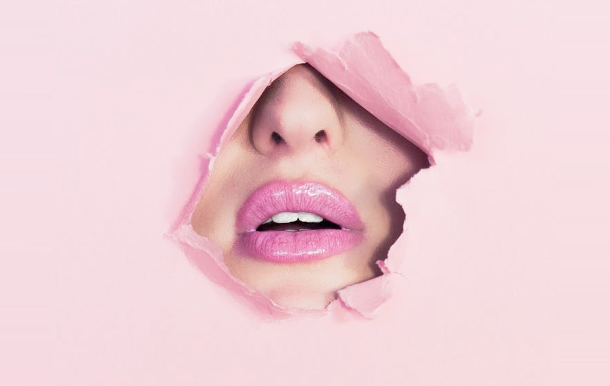 Dit is wat je moet weten over het gebruik van lippenbalsem wanneer je last hebt van droge lippen!